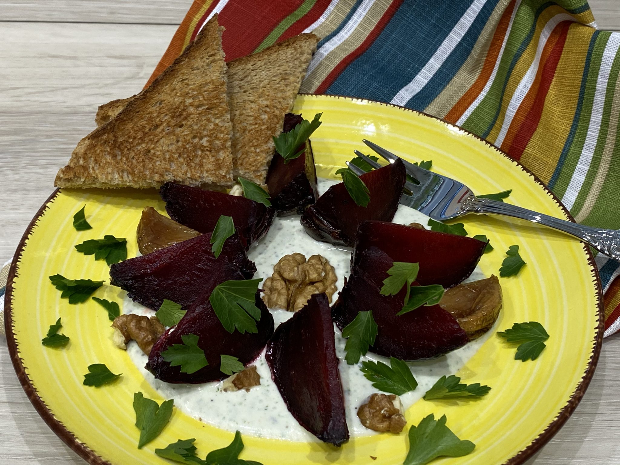 Rote Bete aus dem Ofen mit Walnuß-Feta-Dip - My Little Diner