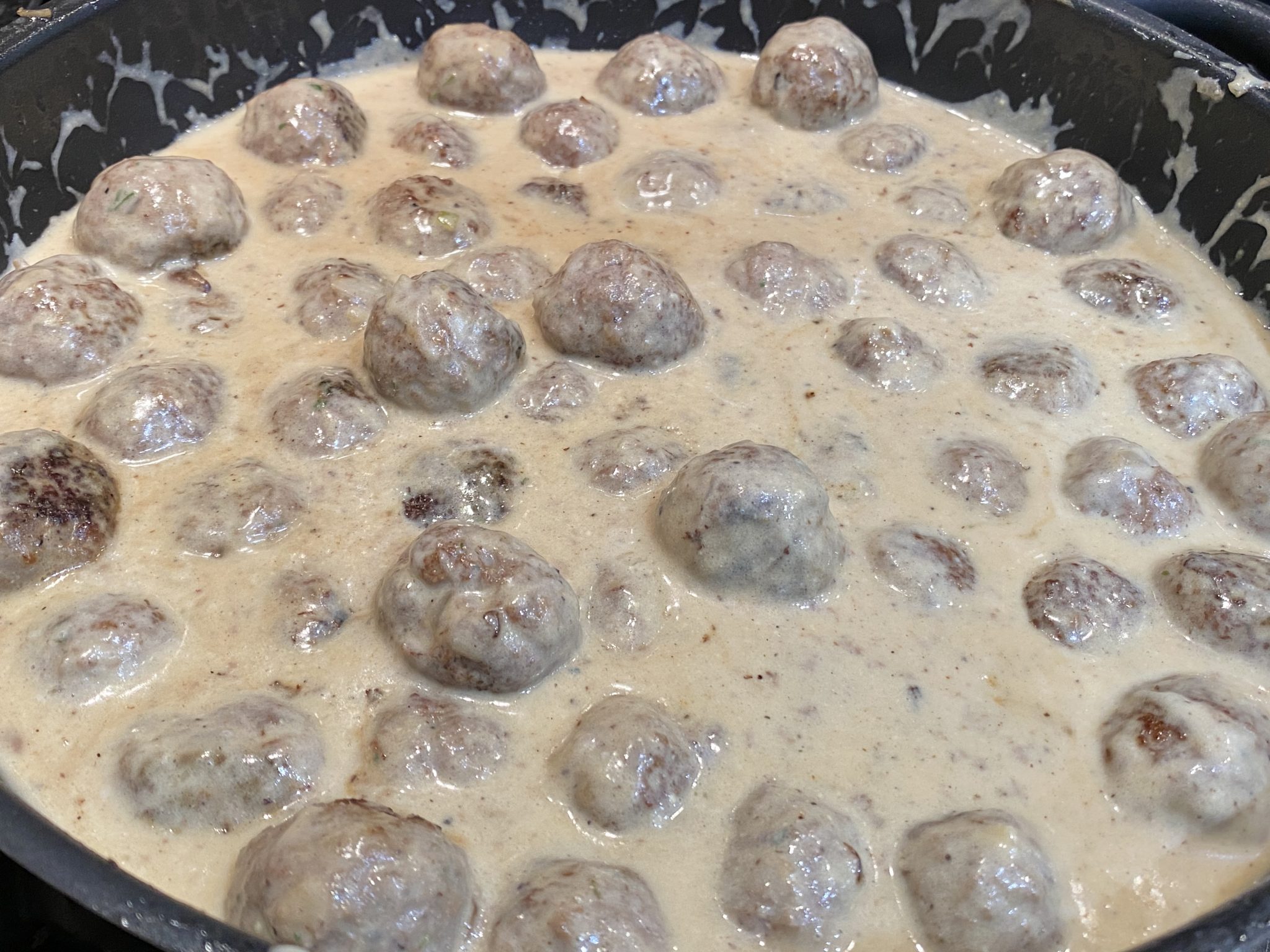 Köttbullar - traditionelle schwedische Fleischbällchen in Rahmsauce mit ...