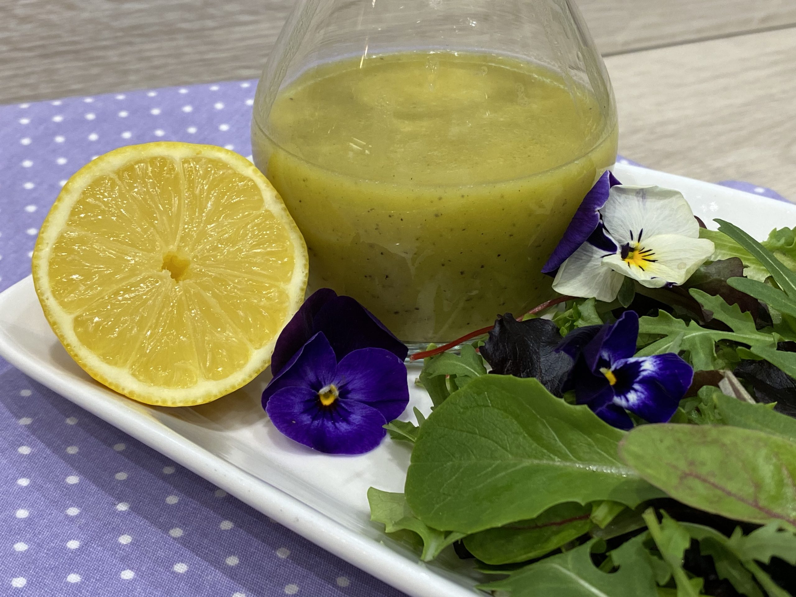 Zitronen Vinaigrette – frisches herzhaftes Dressing für Salate und Gemüse