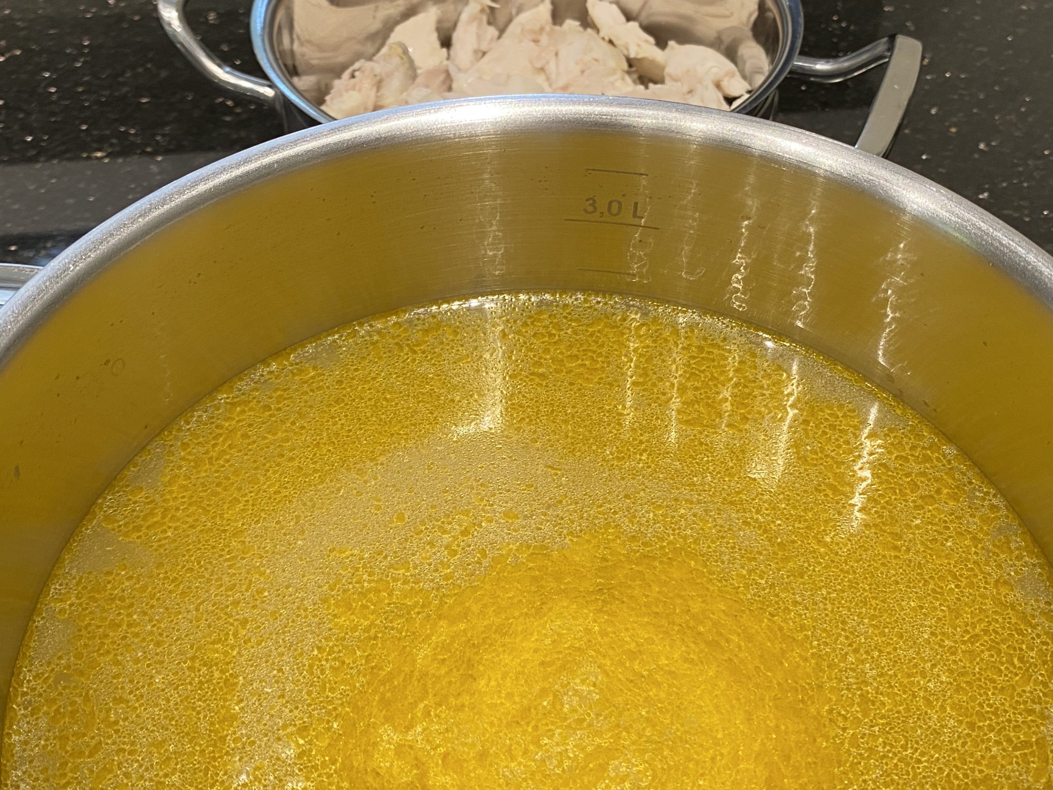 Hühnerbrühe - hausgemacht nach altem Familienrezept - My Little Diner