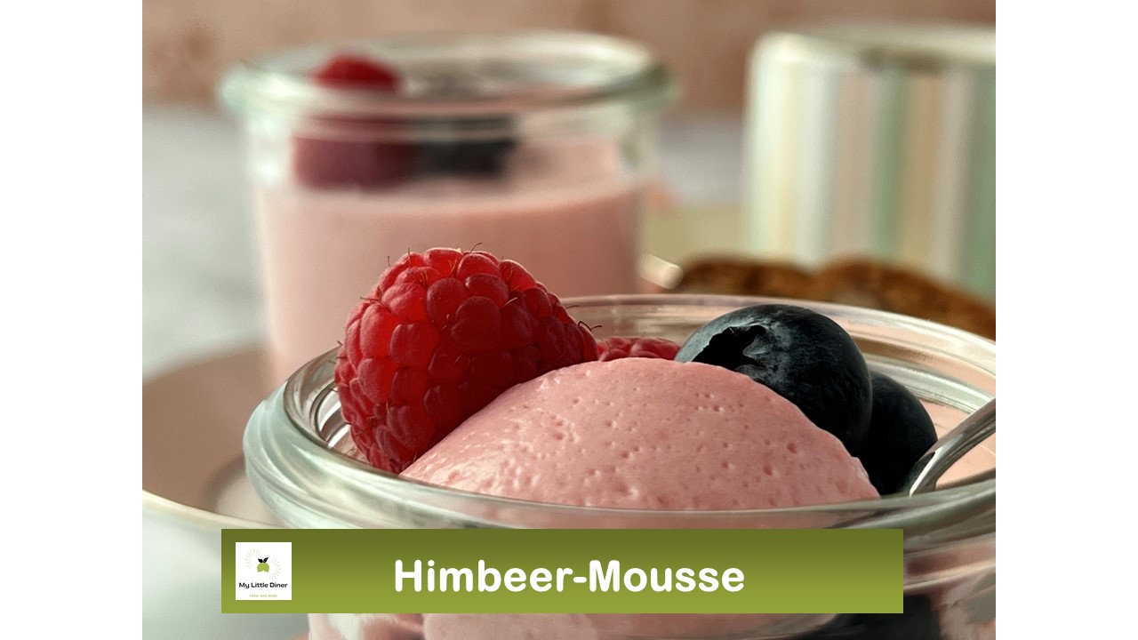 Bild zeigt Rezept Himbeer Mousse Dessert im Glas - Mousse auf Löffel