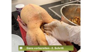 Bild zeigt Rezept knuspriger Gänsebraten mit Niedrigtemperatur zubereitet - Gans vorbereiten 2. Schritt füllen