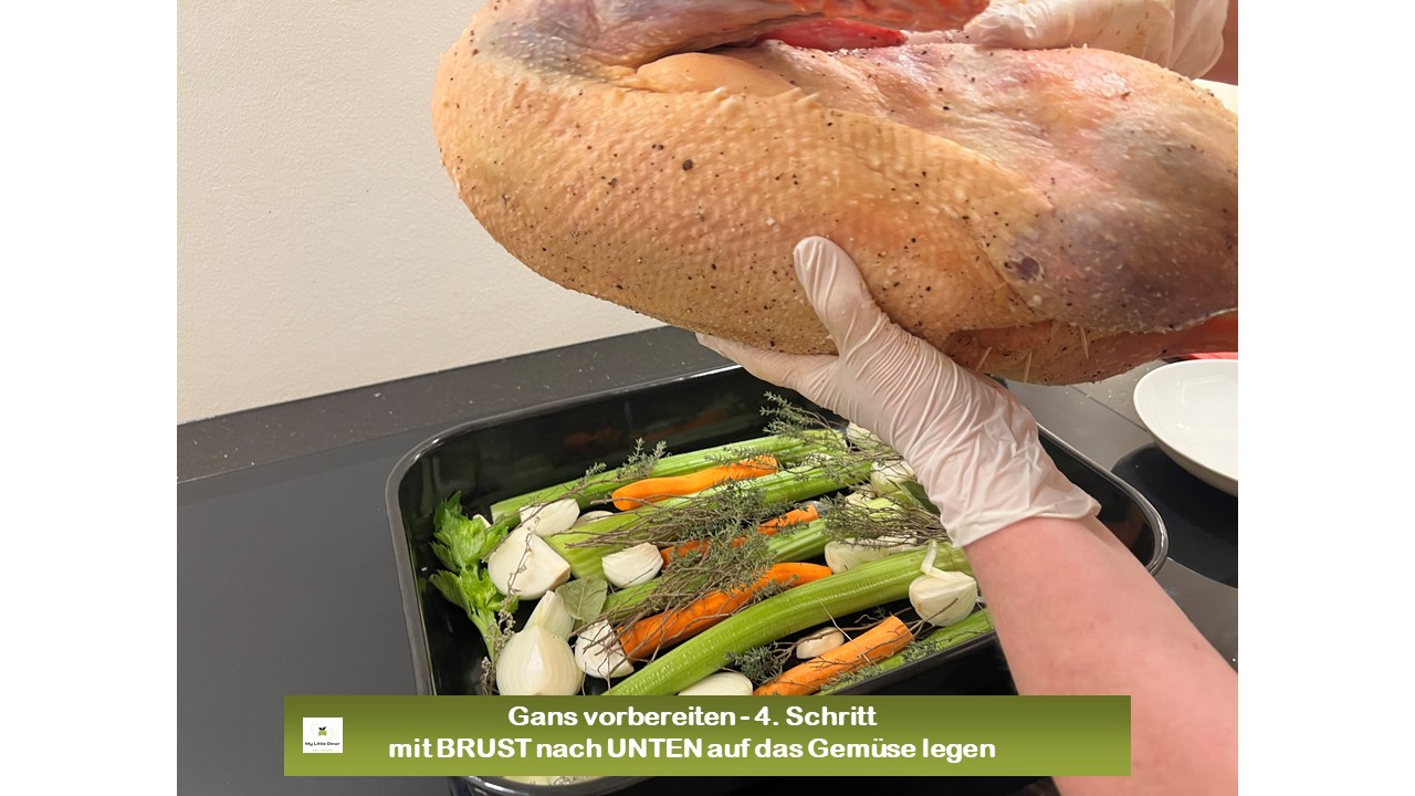 Bild zeigt Rezept knuspriger Gänsebraten mit Niedrigtemperatur zubereitet - Gans vorbereiten 4. Schritt - mit Brust nach unten auf das Gemüsebett legen