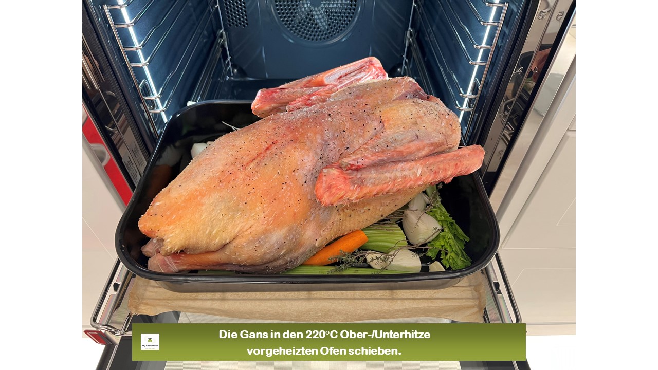 Bild zeigt Rezept knuspriger Gänsebraten mit Niedrigtemperatur zubereitet - Gans in den vorgeheizten Ofen schieben