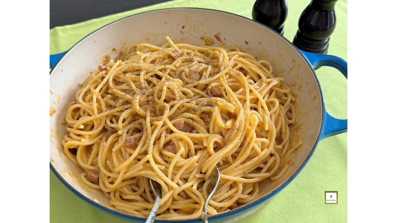 Bild zeigt Rezept original Carbonara Sauce - sofort servieren mit frischem Pfeffer und Käse